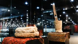 Из чердаков и сараев - в галереи: как казахский быт стал трендом