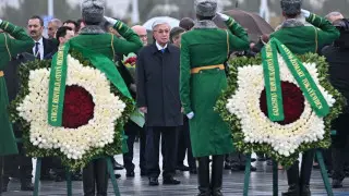 Токаев возложил венок к Монументу Нейтралитета в Ашхабаде