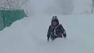 Мальчика, который шел в школу через метровые сугробы, позвали на президентскую елку в Кыргызстане