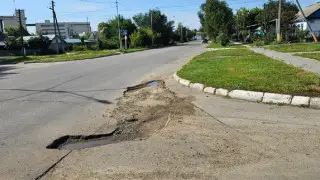 Чиновника оштрафовали за яму на дороге в Костанае, но суд его простил