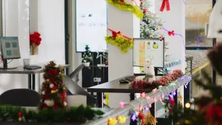 Казахстанцев предупредили о штрафах за украшение рабочих мест к Новому году