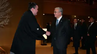 Токаев встретился в Токио с казахстанским борцом сумо