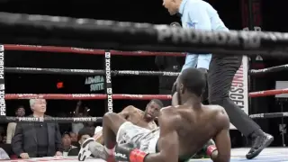 Боксёры отправили друг друга в нокдаун одновременно: редкое видео