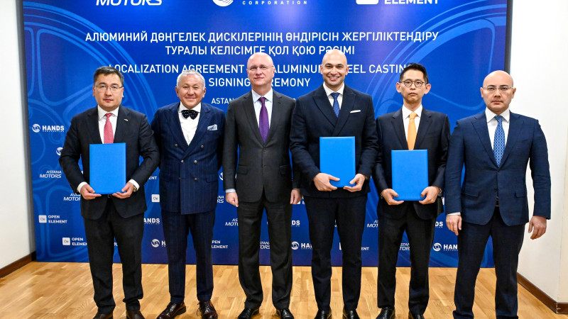 СЕО Astana Motors Бекнур Несипбаев, основатель Astana Motors Нурлан Смагулов, первый заместитель премьер-министра РК Роман Скляр, СЕО Open Element Мустафа Аккари (США), председатель Hands Corporation Сын Хён Чанг (Южная Корея), вице-министр иностранных дел Алибек Куантыров. Фото: Astana Motors