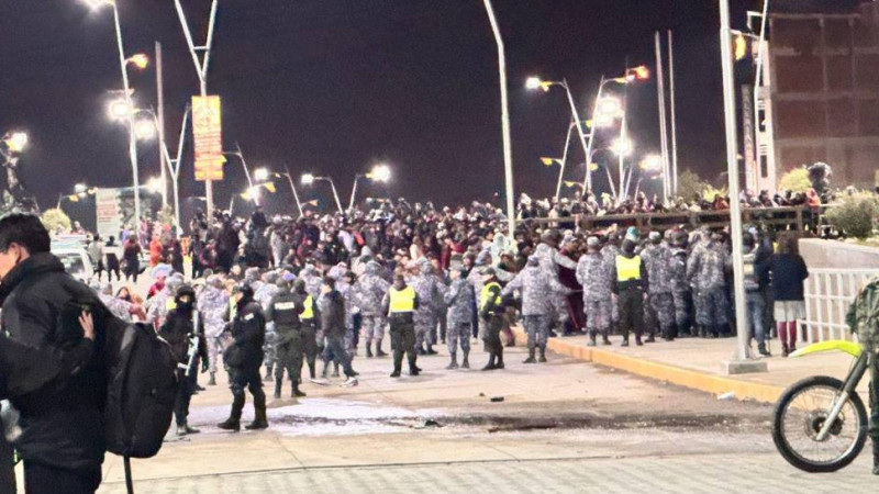Полицейские и военные отгоняют людей, которые пытаются собрать деньги на месте авиакатастрофы в Боливии. Фото: Unitel