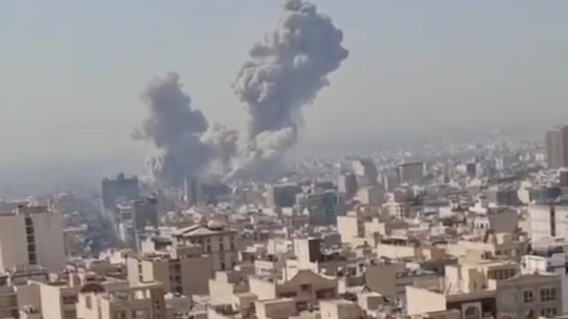 Дым на месте израильского удара по Тегерану. Кадр видео из соцсетей
