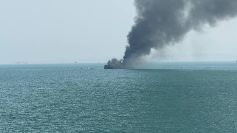 Горящий корабль ВМС Ирана недалеко от порта Бендер-Аббас после ударов США. Фото: Clash Report