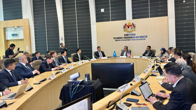 Встреча с министром инвестиций, торговли и промышленности Малайзии Джохари бин Абдул Гани.  Фото: пресс-служба холдинга "Байтерек"