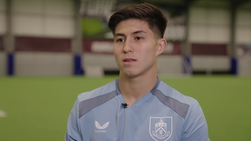 Кадры из видео. Интервью Дастана Сатпаева. © youtube.com/@burnleyofficial/videos