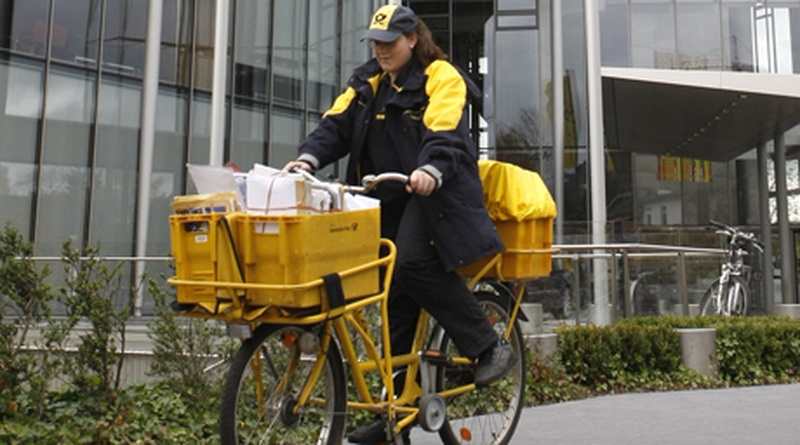 A student delivering fress newspapers. ©REUTERS/Ina Fassbender