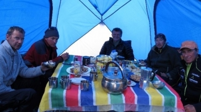 The team in a tent. ©National Geografic\Gerlinde Kaltenbrunner