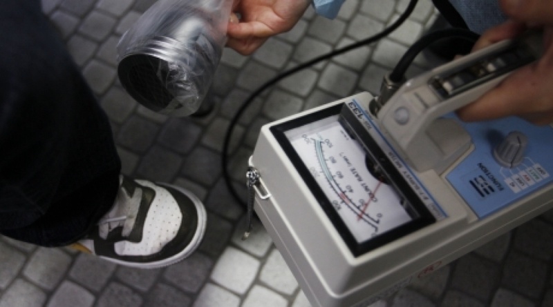 Measuring radiation background. ©REUTERS/Issei Kato