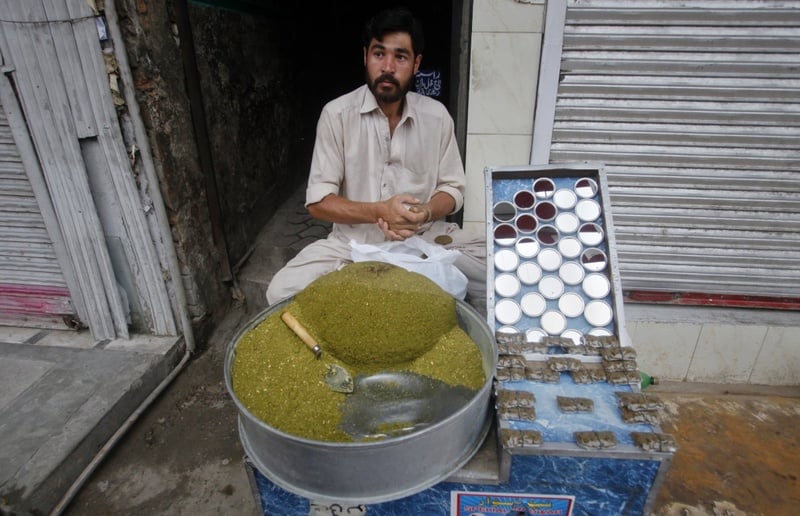 A man sells tobacco for chewing. ©REUTERS/Faisal Mahmood