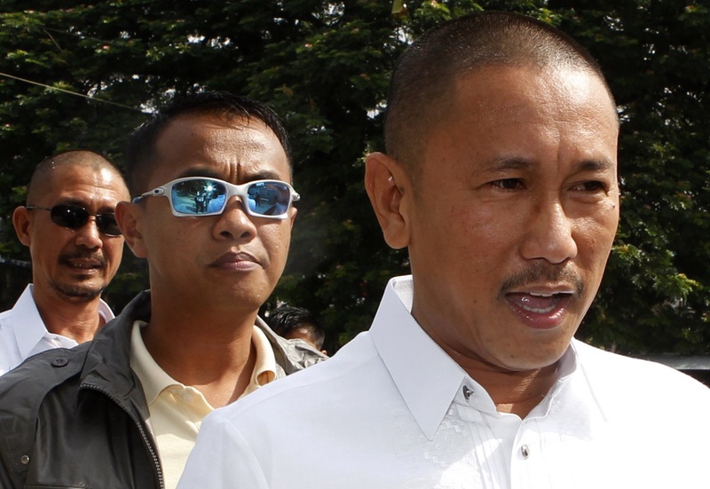 Bodyguards escort Esmael Mangudadatu (R). ©REUTERS/Erik de Castro 