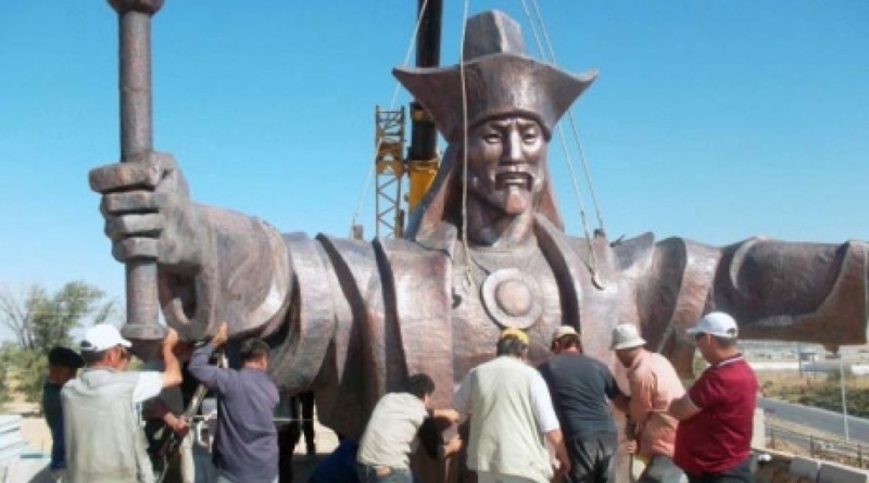 The monument looks like a well-known Christ the Redeemer Statue in Rio-de-Janeiro. Photo courtesy of otyrar-tv.kz