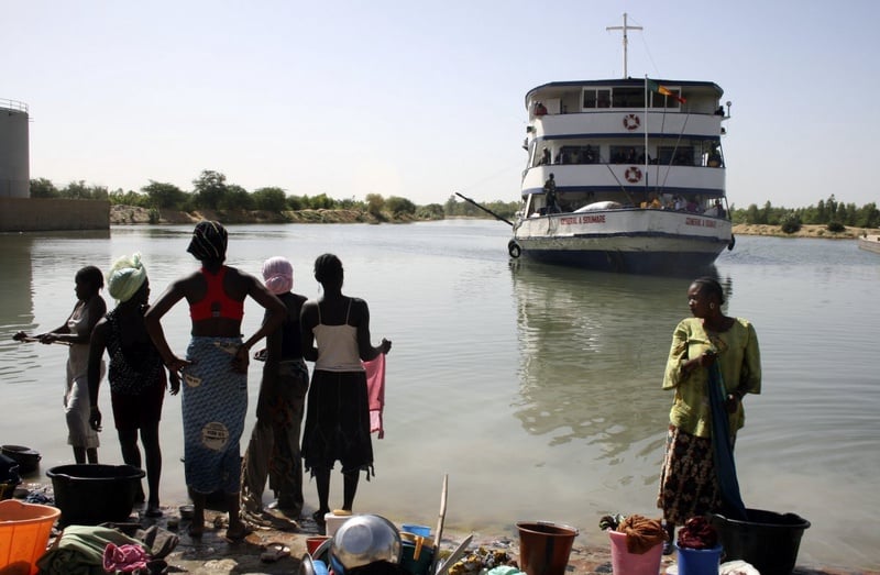 Women wash clothes in the Niger River. ©REUTERS