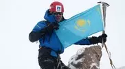 Alpinists plant Kazakhstan flag at Nursultan Peak for First President’s Day