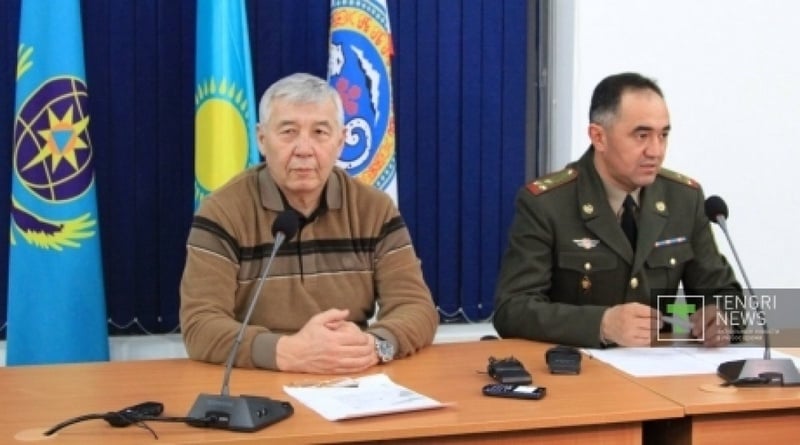 Director of seismological institute Tanatkan Abakanov and deputy head of ALmaty Emergency Situations Department Nurlan Madiyarov. Photo by Vladimir Prokopenko©