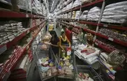 Argentine supermarkets freeze prices after IMF censure 