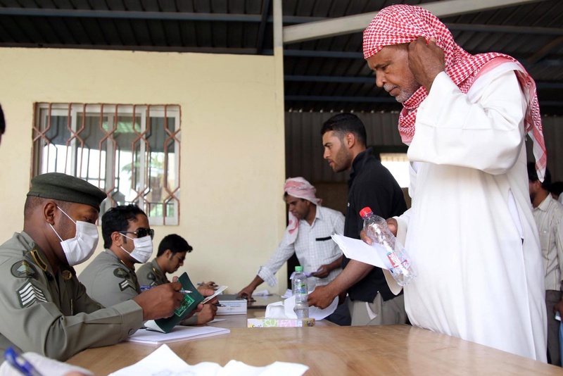 Saudi immigration officers receive documents from illegal immigrant workers. ©REUTERS