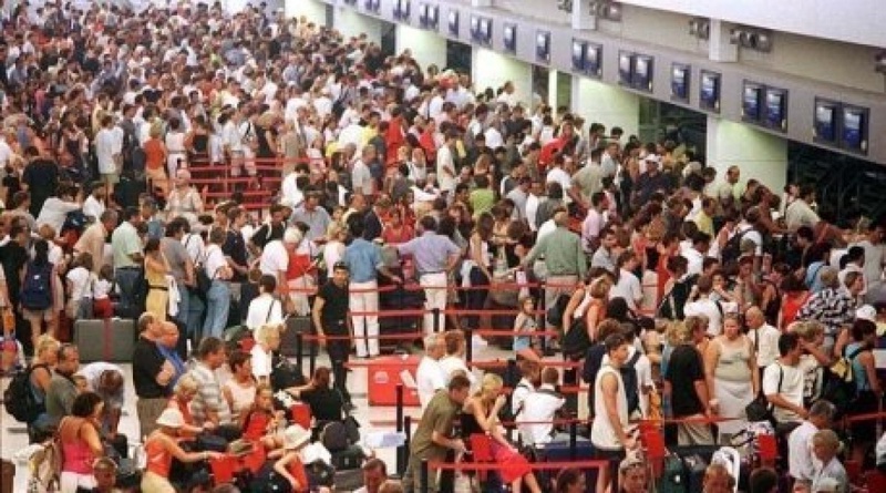 Tourists at registration desks in Antalya. ©REUTERS