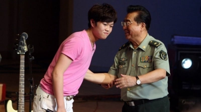 Li Tianyi and his father Li Shuangjiang, a general of the Chinese People's Liberation Army. ©Reuters