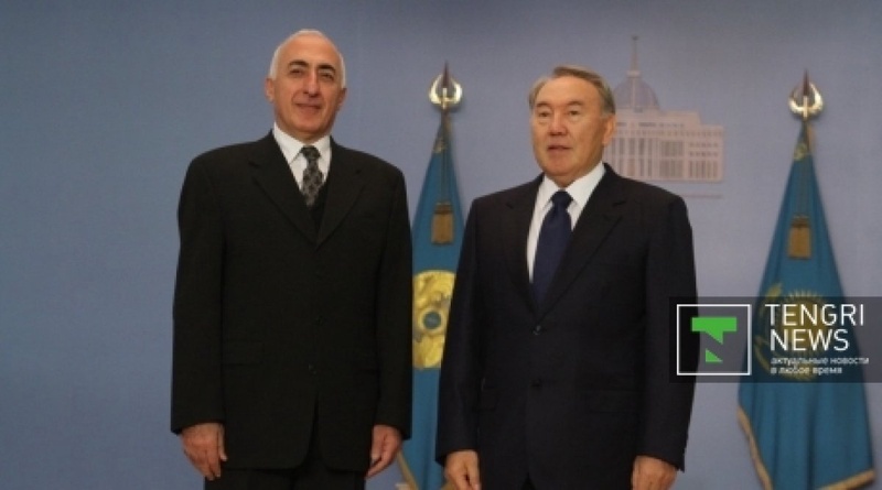 Armenian Ambassador to Kazakhstan Ara Sahakyan and the President of Kazkahstan Nursultan Nazarbayev. ©Marat Abilov