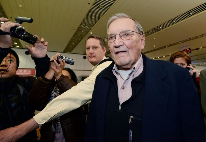 Veteran U.S. soldier Merrill Newman (C), who was detained for over a month in North Korea, arrives at Beijing airport in Beijing. ©Reuters/Kyodo