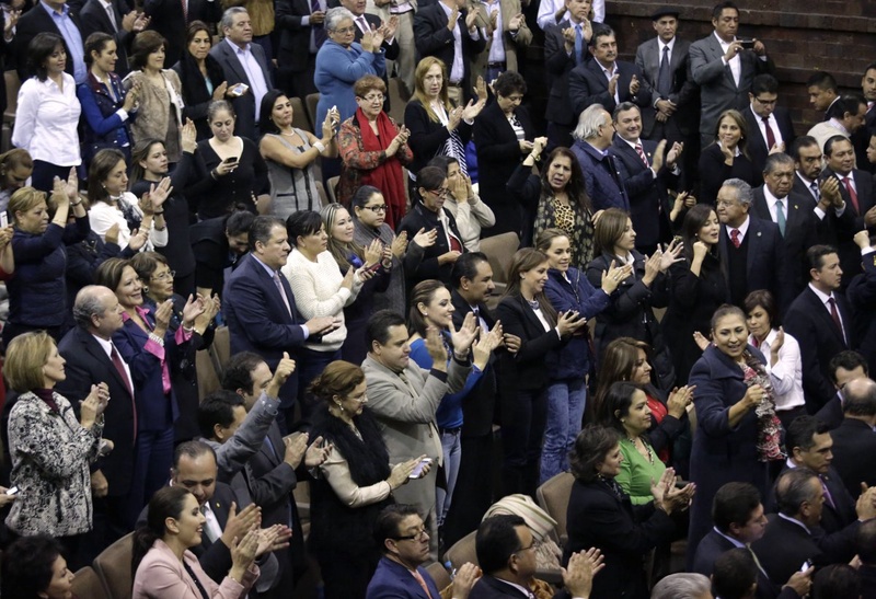 Mexican congressmen applaud after Mexico Congress approves the biggest oil sector shake-up in the lower house in Mexico City December 12, 2013. ©Reuters/Henry Romero 