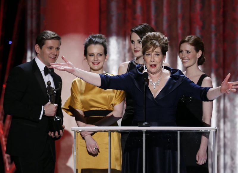 Phyllis Logan  accepts the award for outstanding ensemble in a drama series for "Downtown Abbey" Screen Actors Guild Awards, January 27, 2013. ©Reuters/Lucy Nicholson 