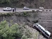 Bus crash in northern India kills 11 tourists