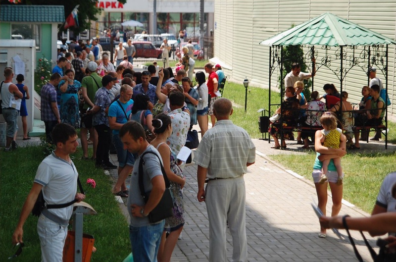 People gather outside an office of the Russian federal migration service in Belgorod. ©Reuters/Vladimir Kornev