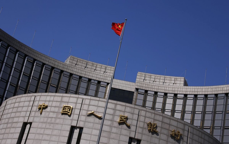 A Chinese national flag flutters outside the headquarters of the People's Bank of China, the Chinese central bank, in Beijing. ©Reuters/Petar Kujundzic