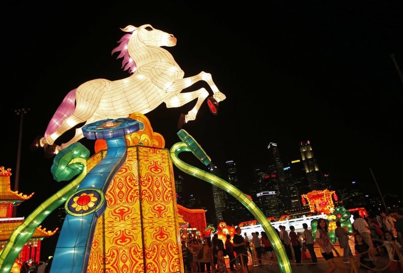 Revellers walk amongst lanterns during ahead of Chinese New Year celebrations at the Marina Bay in Singapore January 29, 2014. ©Reuters/Edgar Su