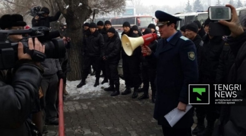 Public authority addresses to the demonstrators. ©tengrinews.kz 