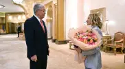 Tokayev presented Meloni with a bouquet and invited her to Astana