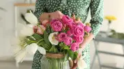 Kazakh women reselling Valentine’s Day bouquets and gifts online