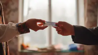 Kazakhstanis debate over “ban on sharing bank cards with relatives”: regulator issues clarification