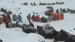 Hundreds of tourists stranded on Everest due to snowstorm: evacuation underway