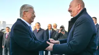 Tokayev welcomes Aliyev at Astana airport