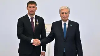 Kassym-Jomart Tokayev awards Shavkat Rakhmonov