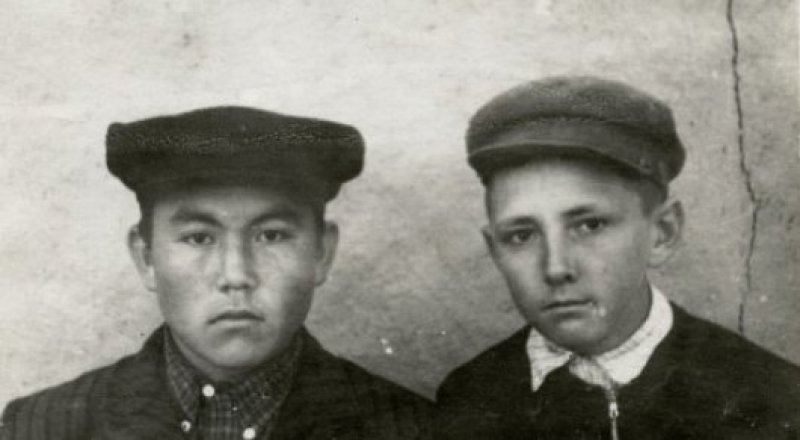 Нұрсұлтан Назарбаев мектеп кездегі досымен бірге. © Personal.akorda..kz