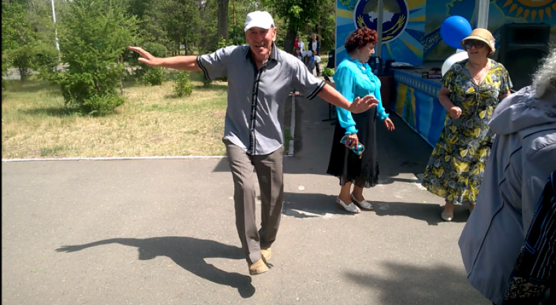 Амангелді Мінкенов Орталық саябақта билеп жатыр. © Tengrinews.kz