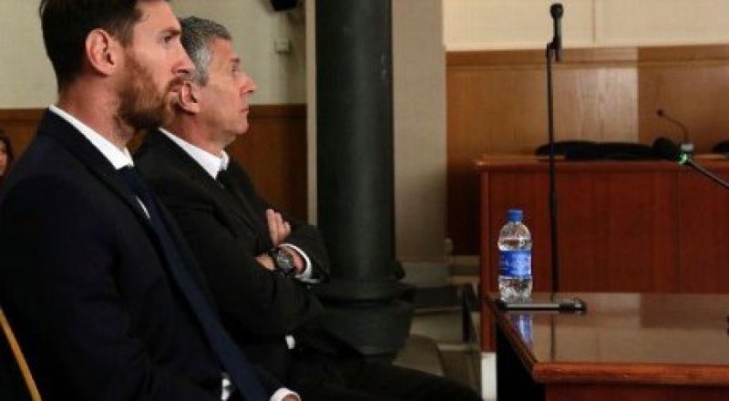 Лионель Месси мен Хорхе Месси сот залында © espnfc.com