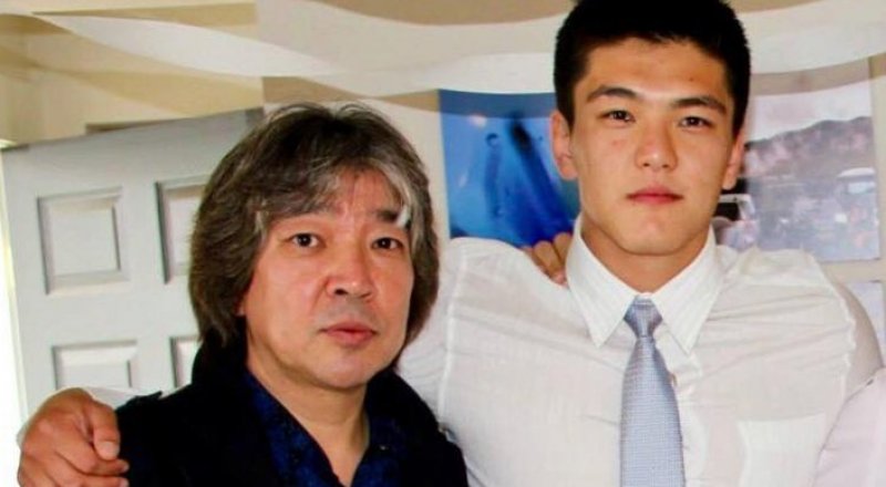 Еркеш Шәкеев марқұм баласы Сафармен. © vk.com