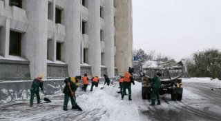 Алматы әкімдігінің маңында қар тазалау жұмыстары © Тengrinews.kz