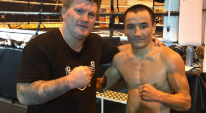 Жанат Жақиянов бапкерімен бірге. © Twitter