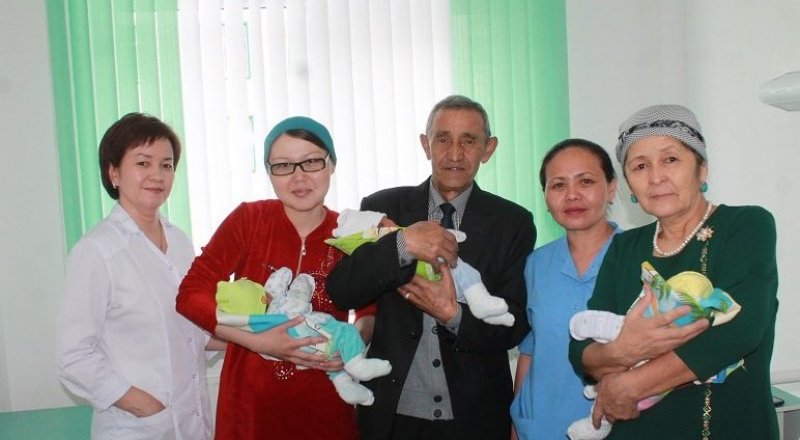 Үшем босанған Аида ата-әжесімен. Суреттер облыстық денсаулық сақтау басқармасынан