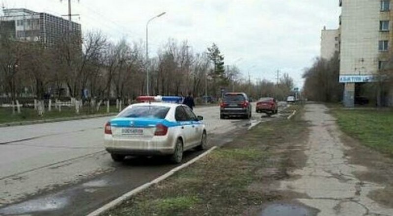 Қарағанды көшелерінің бірінде тұрған полиция көлігі. © Instagram