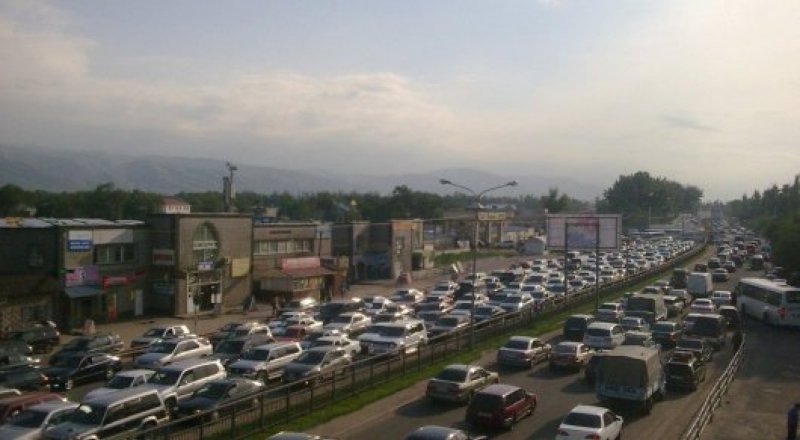 "Алтын Орда" базарының маңындағы жол. © yvision.kz 